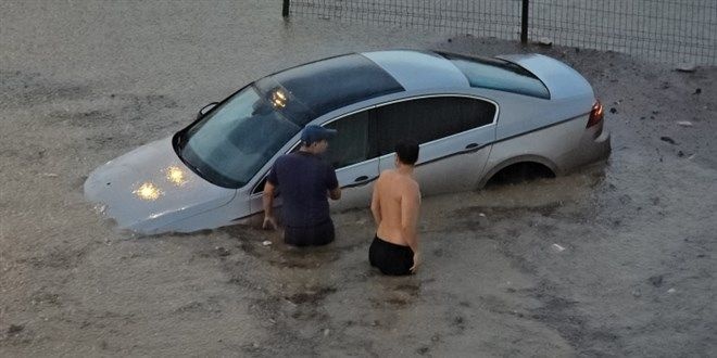 Karabük'te  yollar göle döndü